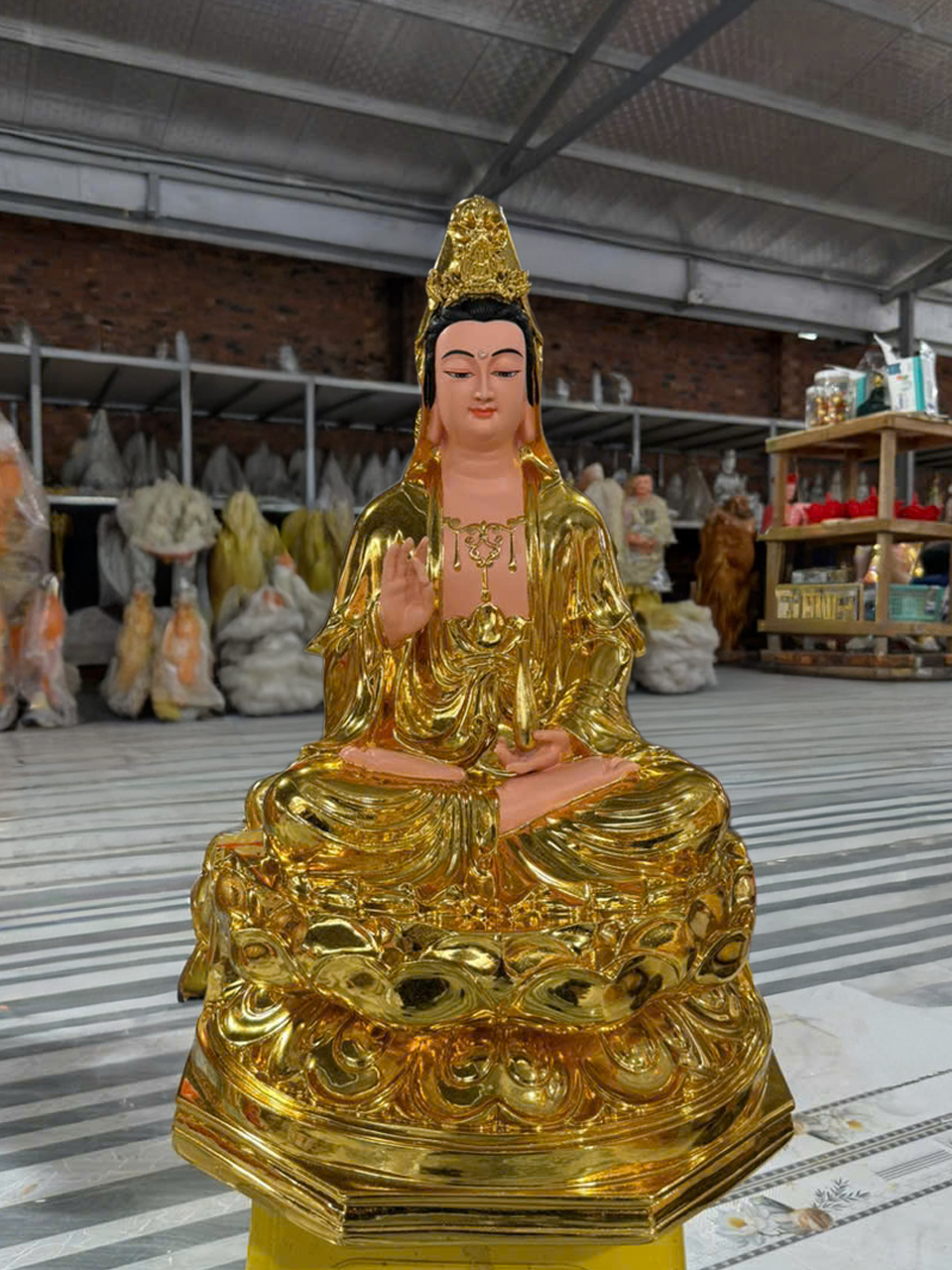 Tôn tượng Quan Thế Âm cao 60cm, dát vàng